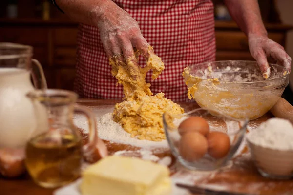Seniorin in häuslicher Küche — Stockfoto