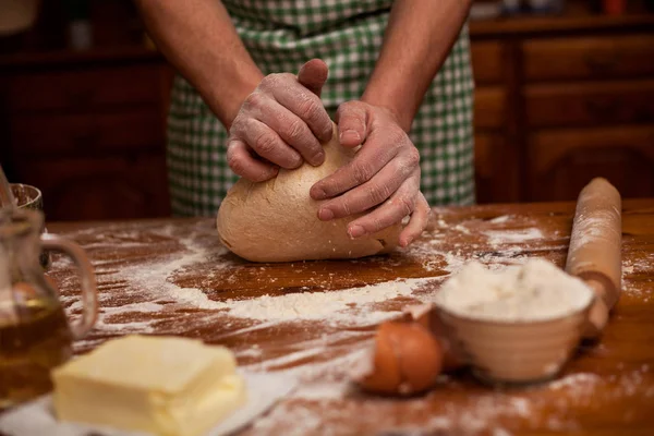 Hombre mayor manos amasar masa en la mesa, cocina casera —  Fotos de Stock