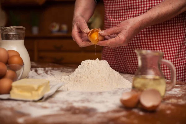 Mujer en la cocina - primer plano de las manos femeninas mayores haciendo cooki —  Fotos de Stock