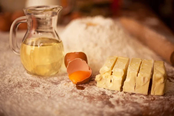 Fresh egg in flour with eggshells — Stock Photo, Image