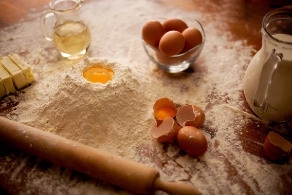 Œuf frais dans la farine avec des coquilles d'œufs — Photo