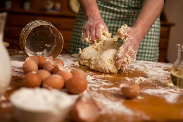 Homem na cozinha - close-up de mãos masculinas fazendo biscoitos — Fotografia de Stock