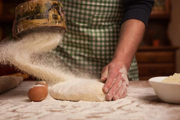 Hombre en la cocina - primer plano de las manos masculinas haciendo galletas —  Fotos de Stock