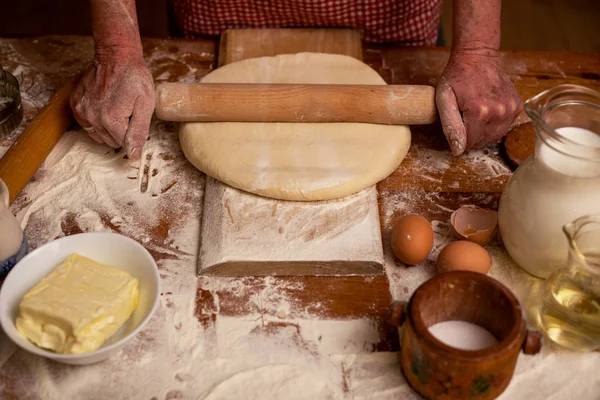 Mãos de mulher sênior rolando farinha de massa com rolo de pino, hom — Fotografia de Stock