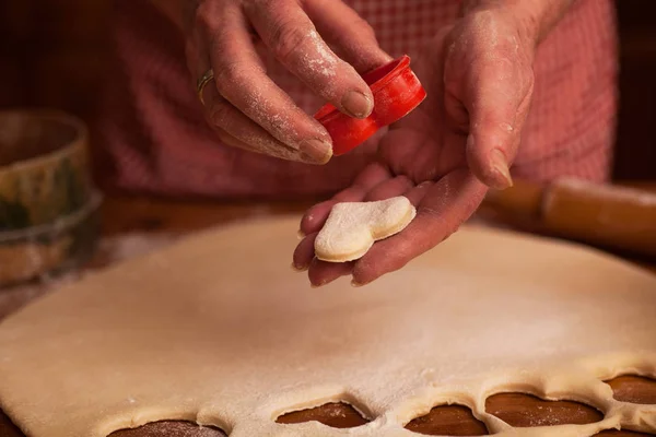 Hände der Seniorin bereiten leckere Plätzchen zu — Stockfoto
