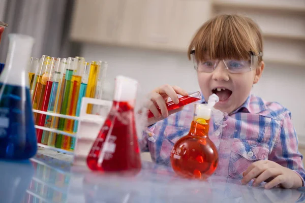 Chica haciendo experimentos en el laboratorio, Ciencia y educación c — Foto de Stock