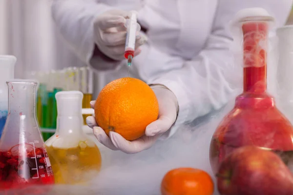 GDO deneme bilim adamı tarım turuncu sıvı enjekte — Stok fotoğraf