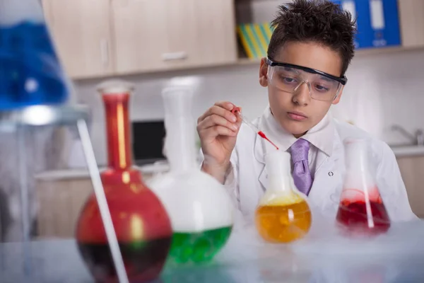 Joven científico trabajando en un laboratorio — Foto de Stock