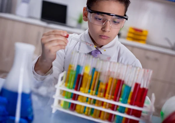 Joven científico trabajando en laboratorio — Foto de Stock