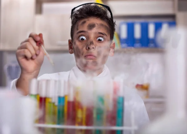 Niño haciendo experimentos en el laboratorio, Ciencia y educación c — Foto de Stock