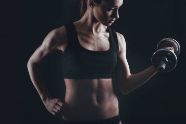 Güçlü kadın dumbbells ile egzersiz uygun