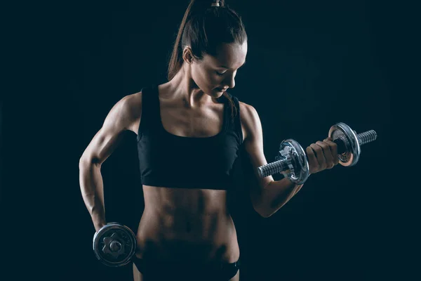 Strong fit žena cvičení s činkami — Stock fotografie