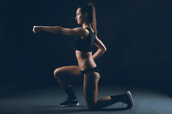 Donna sportiva e attraente fare esercizio di fitness — Foto Stock