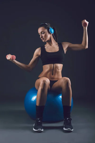 Entrenamiento de mujer deportiva de fitness, bombeo de músculos con pesas — Foto de Stock