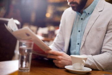 modern iş adamı okuma gazete