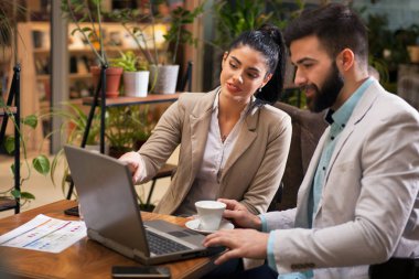 Restoranda garsonluk iş adamları