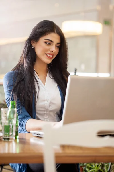 Affärskvinnor med kaffe som arbetar på laptop i café — Stockfoto