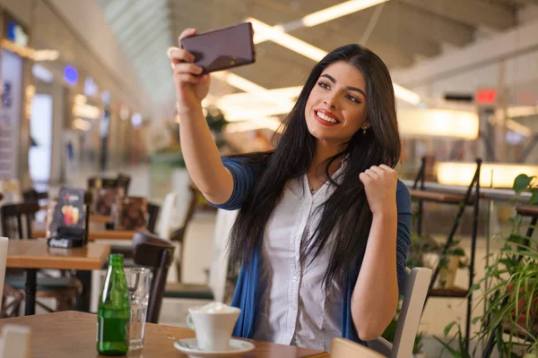 Jovem fazendo uma selfie em um café — Fotografia de Stock