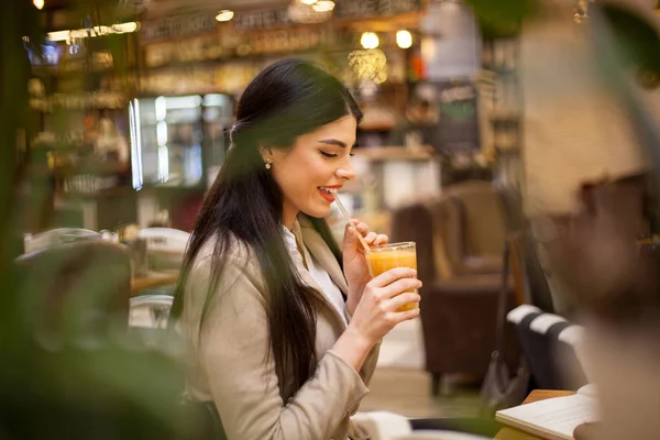 Relajarse en la cafetería —  Fotos de Stock