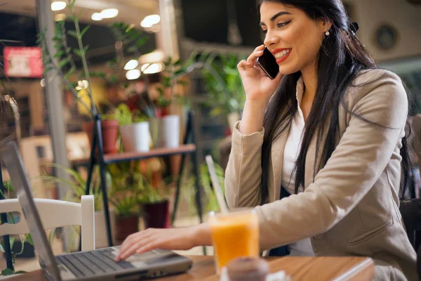 Kvinna som arbetar på laptop i kafé — Stockfoto