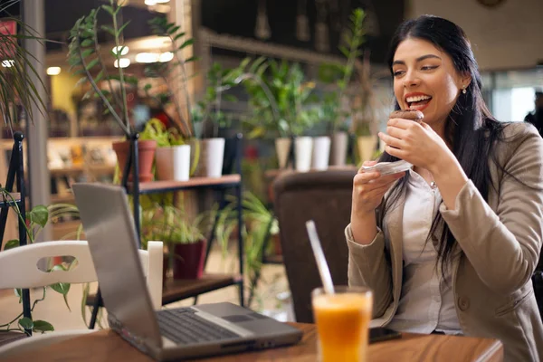 Güzel kadının bazı internet araştırma yapması — Stok fotoğraf