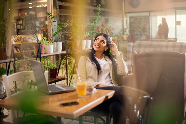 Jeune femme d'affaires rêvant éveillé au restaurant — Photo