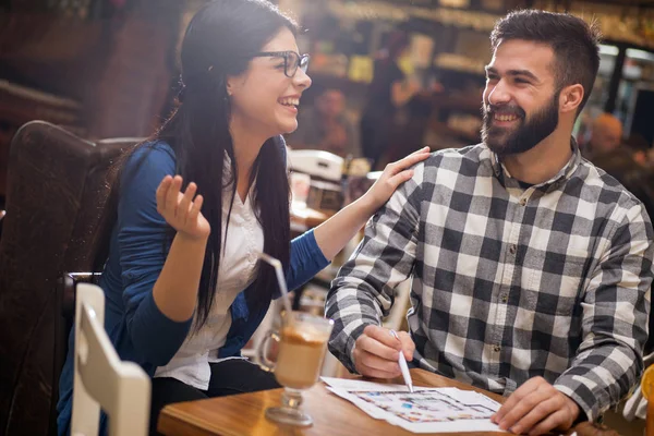 Casal no café olhando para as impressões azuis — Fotografia de Stock