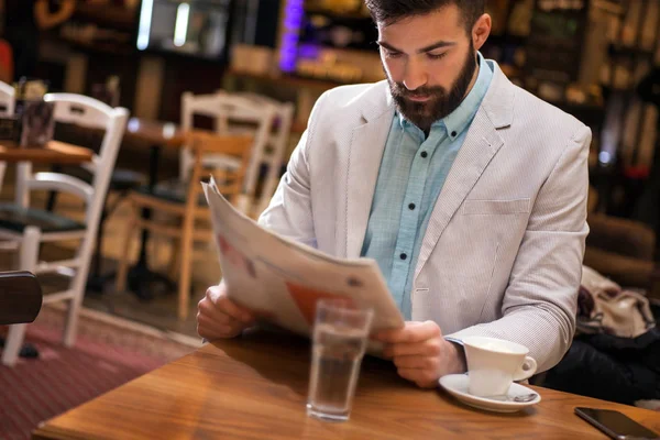 Moderno hombre de negocios leyendo periódico — Foto de Stock