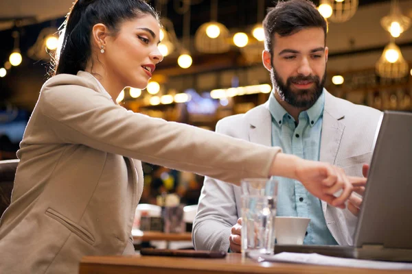 Empresários que trabalham em restaurante — Fotografia de Stock