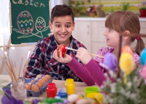 Two smiling kids paint easter eggs — Stock Photo, Image