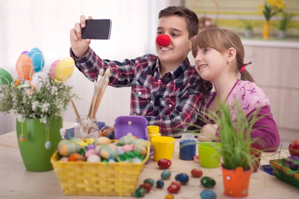 Chlapec a dívka s selfie v době velikonoční — Stock fotografie