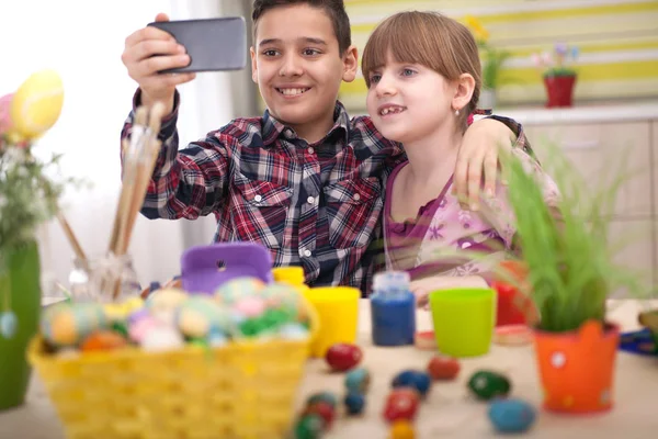 Menino e menina tomando selfie na hora da Páscoa — Fotografia de Stock