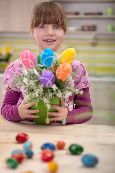 快乐微笑的年轻女孩举行复活节彩蛋 — 图库照片