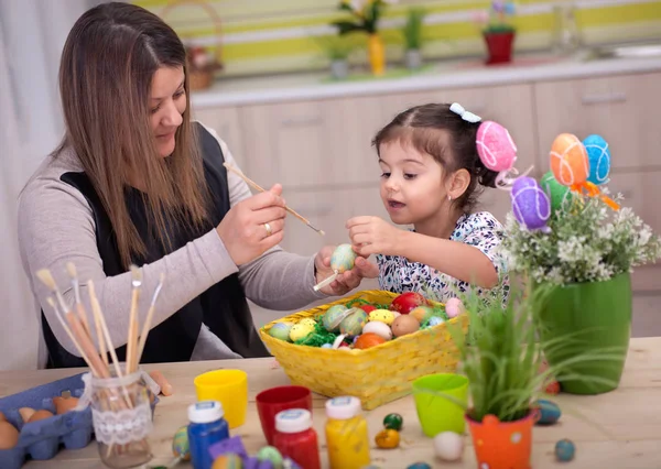 Uma mãe e sua filha pintando ovos de Páscoa — Fotografia de Stock