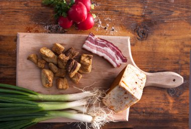 Sırp geleneksel sade Kahvaltı, tuzlu domuz greaves, Bahar