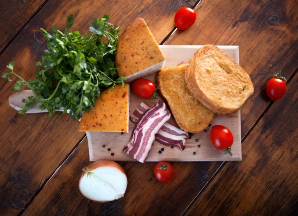 Cocina serbia, auténtica comida tradicional con pan frito en —  Fotos de Stock