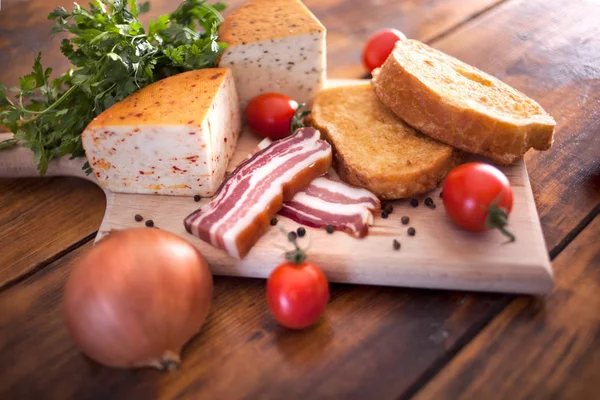 Servische keuken, authentieke traditionele gerechten met gebakken brood in — Stockfoto
