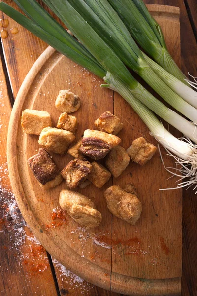 Serbischen traditionellen gemütlichen Frühstück, salzige Schweinegrieben und spri — Stockfoto