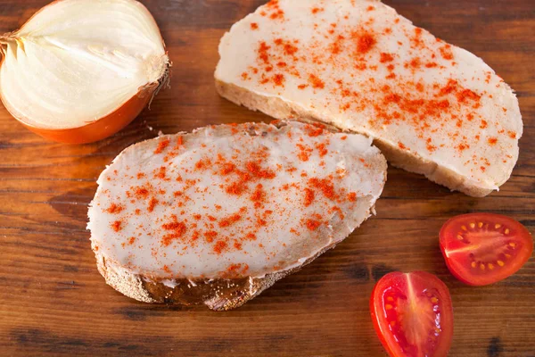 Hagyományos szerb étel, kenyér, szalonna, és meghintjük a piros — Stock Fotó