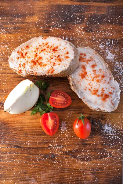 Traditionele Servische voedsel, brood met reuzel en besprenkeld met rood — Stockfoto