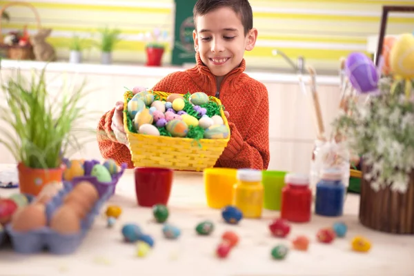 Milý chlapeček dítě, příprava na Velikonoce — Stock fotografie