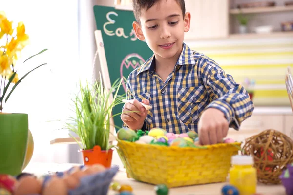 Jongen speelt met paaseieren — Stockfoto