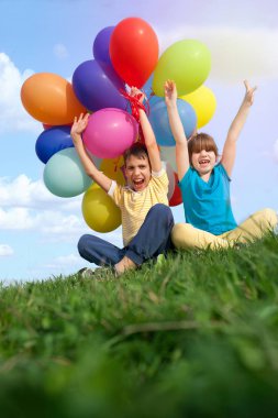 mutlu gülümseyen çocuklar Derma b ile yeşil çim üzerinde yalan