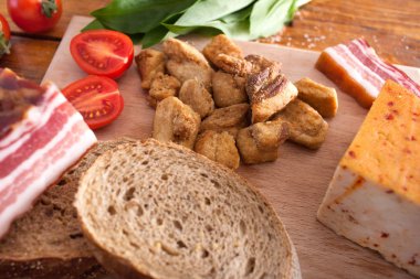 domuz eti greaves cheease ve ahşap zemin üzerine pastırma