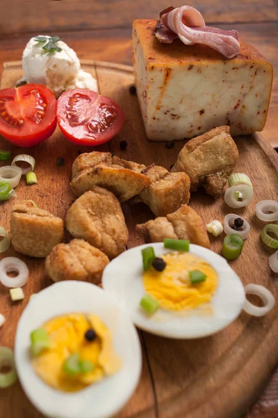 Ciccioli di maiale cheease e pancetta su sfondo di legno — Foto Stock