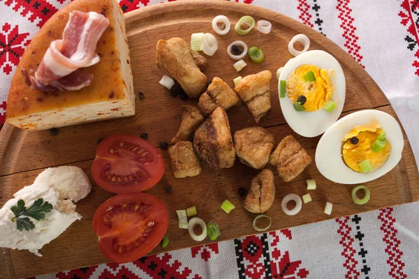 Chicharrones de cerdo cheease y tocino sobre fondo de madera — Foto de Stock