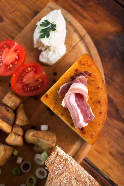 Schweinegrieben Käse und Speck auf Holzgrund — Stockfoto