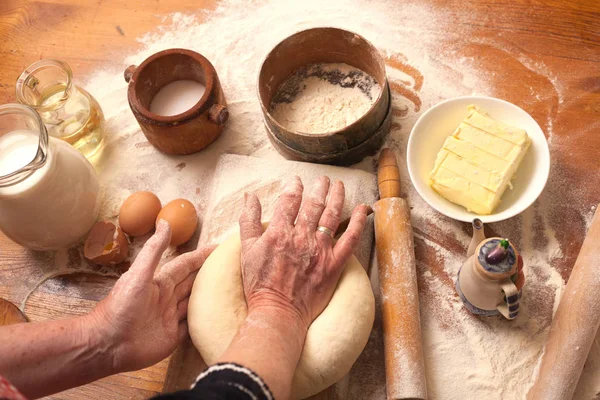 Starší žena připravuje chutné cookies — Stock fotografie