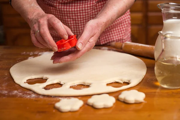 Mujer mayor preparando deliciosas galletas —  Fotos de Stock