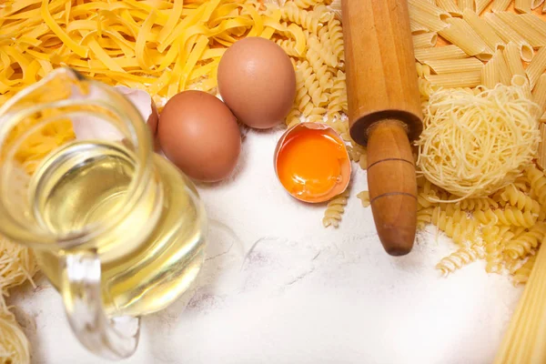 Geleneksel İtalyan ev yapımı pasta malzemeler ile — Stok fotoğraf